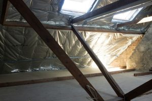 Combles en cours d'isolation avec fenêtres de toit dans un logement ancien